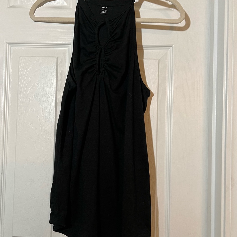 🦋 Black keyhole Sleeveless Top size xlarge